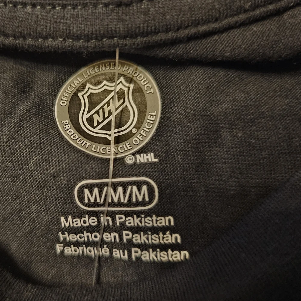 NWT Boston Bruine NHL Official Licensed Black T-Shirt. Size:M. - Picture 2 of 4